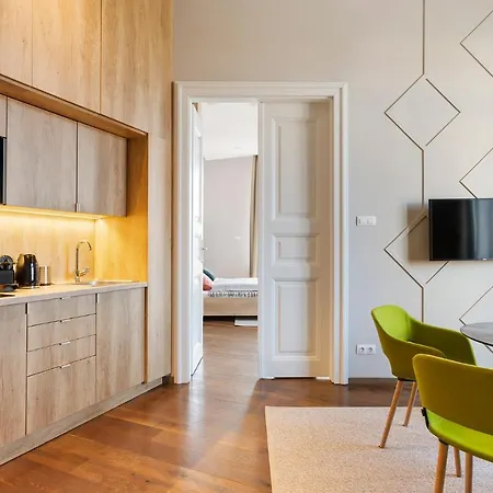 Lakeside Residences 1 Min From Metro דירה