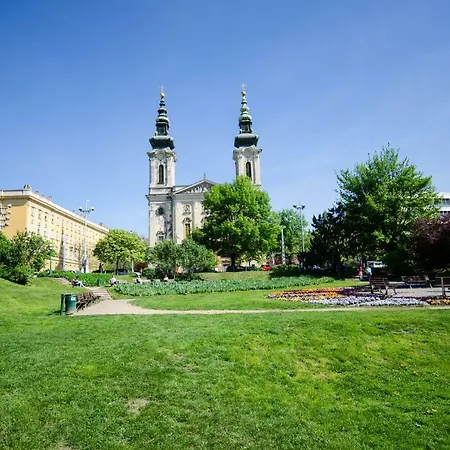 Lakeside Residences 1 Min From Metro דירה